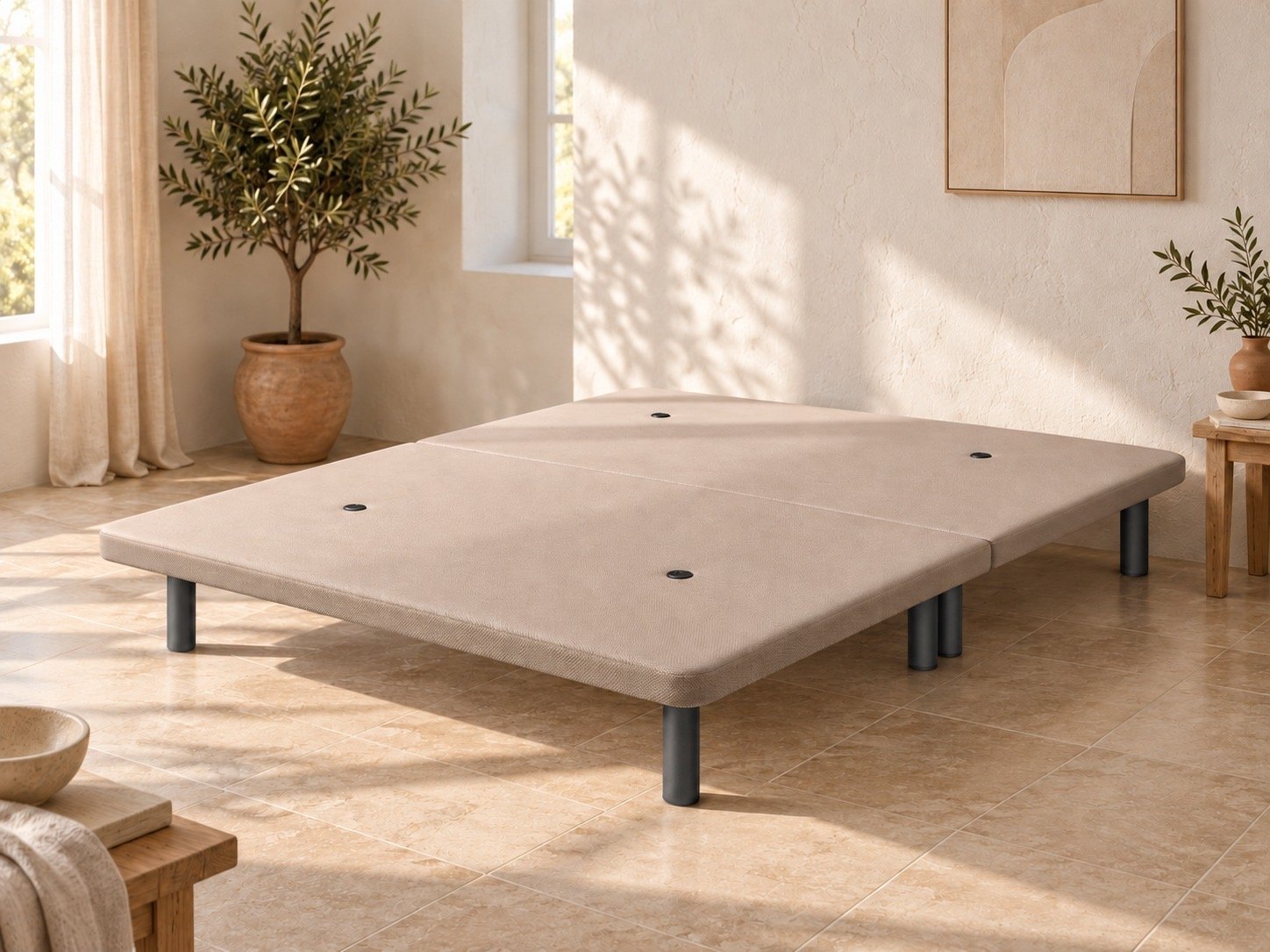 Base tapizada partida beige montada en un dormitorio luminoso