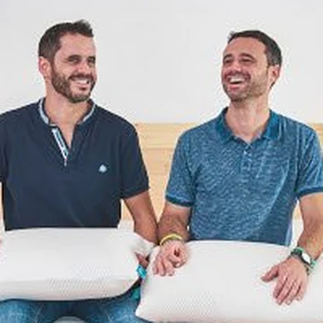 Manel y Albert sentados en un colchón Lektulos